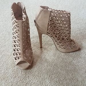 Shoe Dazzle Shoes - Size 6 Monica heart decor shoes by Shoe Dazzle Shoe Dazzle Shoes - Size 6 Monica heart decor shoes by Shoe Dazzle